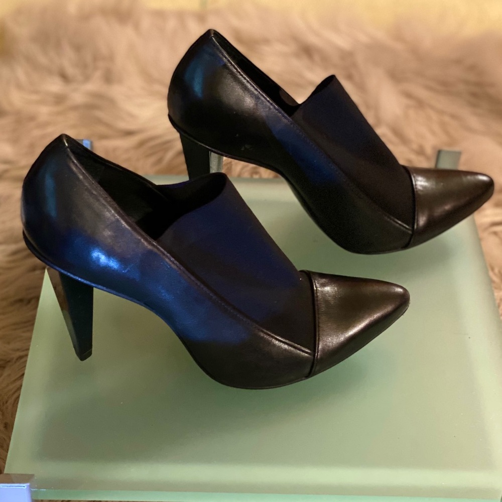 BCBG MaxAzria Black Pull-up Pump